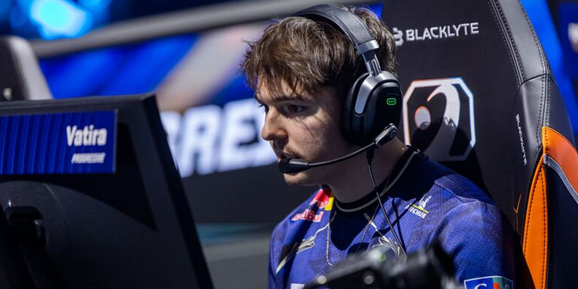 Les joueurs KC Vatira, Atow et Juicy prennent la parole avant le Major de Paris
