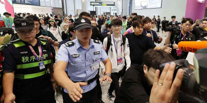 Beaucoup de fans se sont massés à l'aéroport de Hangzhou pour saluer l'arrivée de Faker