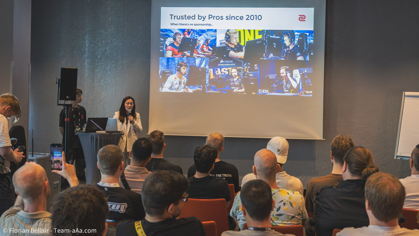 Celsa Wu, officiant pour ZOWIE, au Major de Cologne
