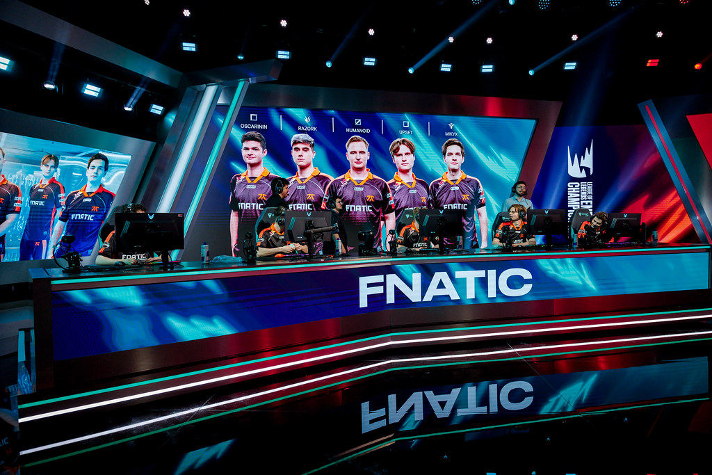 Les Fnatic sur la scène du LEC