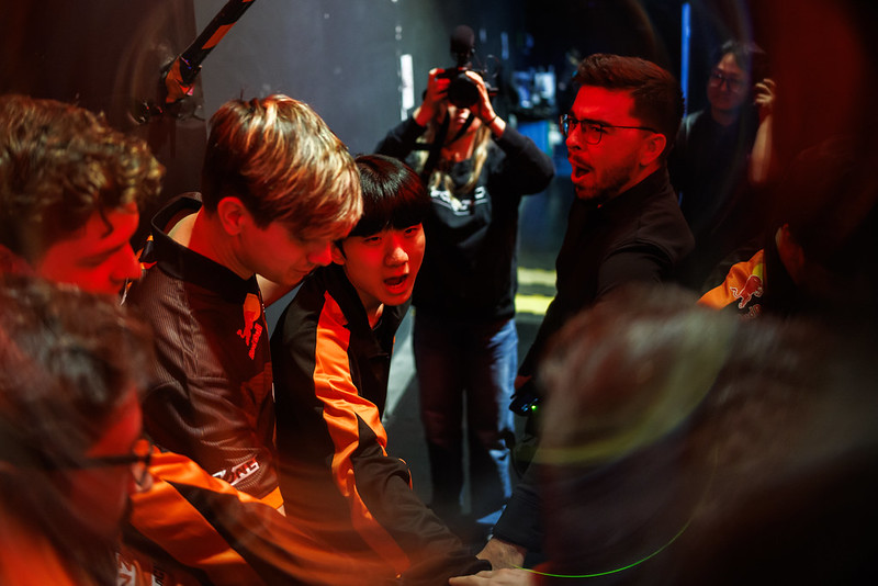 Les Fnatic au début des Worlds 2025