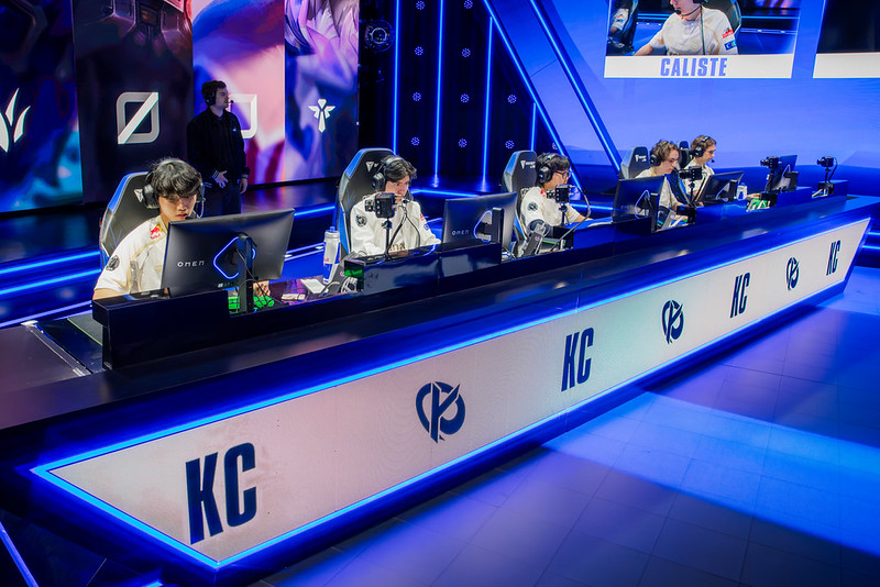 Les joueurs KC sur la scène des Worlds 2026