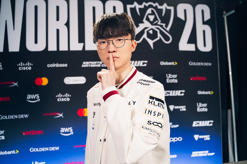 Faker disant chut, aux Worlds 2026